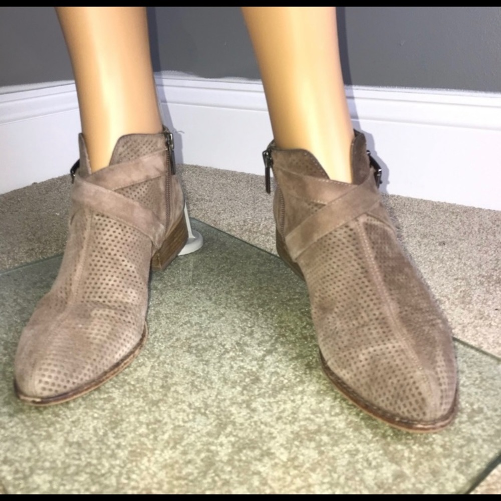 Vince Camuto Booties Side Zip Crisscross strap Tan Perforated Faux Leather 6.5